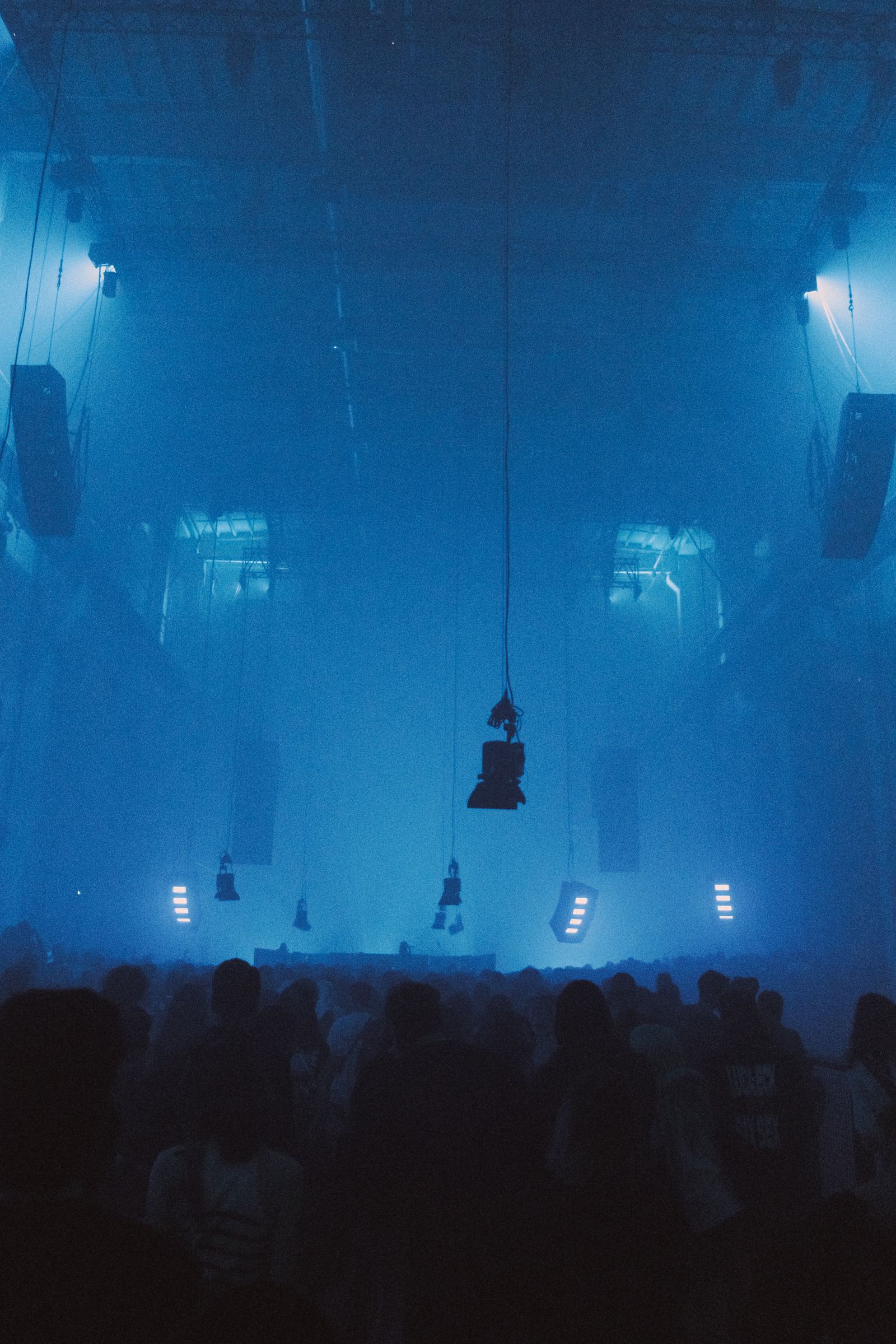 Contra im Kraftwerk Berlin, blau ausgeleuchtete Halle mit Publikum