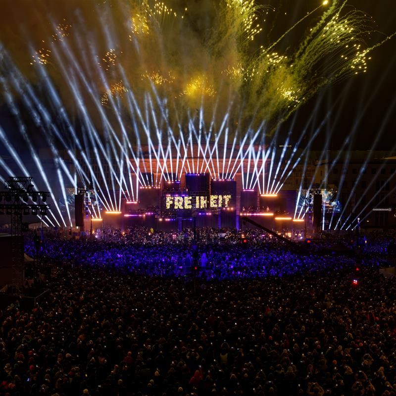 35 Jahre Mauerfall am Brandenburger Tor, Bühne mit Schriftzug Freiheit