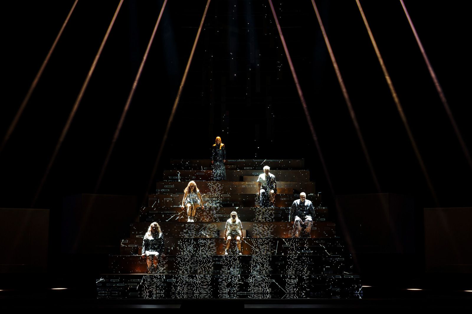 Chasing Waterfalls, Bühnentreppe mit Lichtstrahlen und Projektion